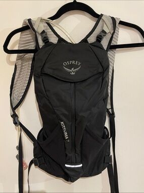 OSPREY Kitsuma 7 Hydration Pack in Black and Gray